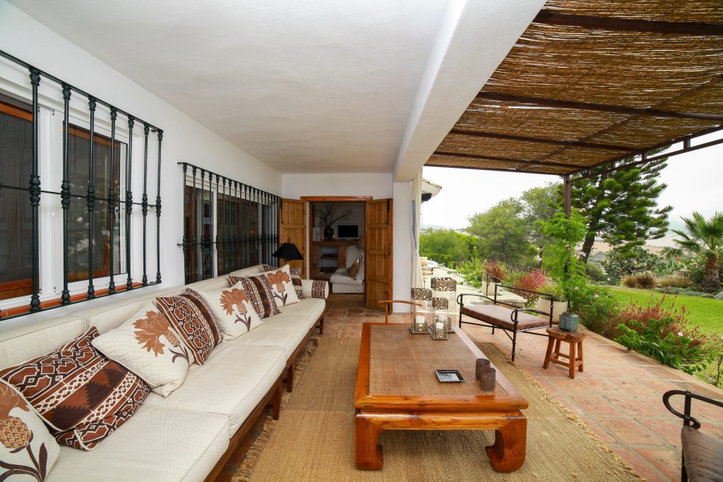 Porche cubierto con sofás Casa Cortijo alojamiento rural Bolonia Tarifa
